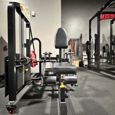 Black Strive Seated Row Selectorized